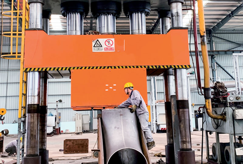 大型定制彎頭生產(chǎn)設(shè)備